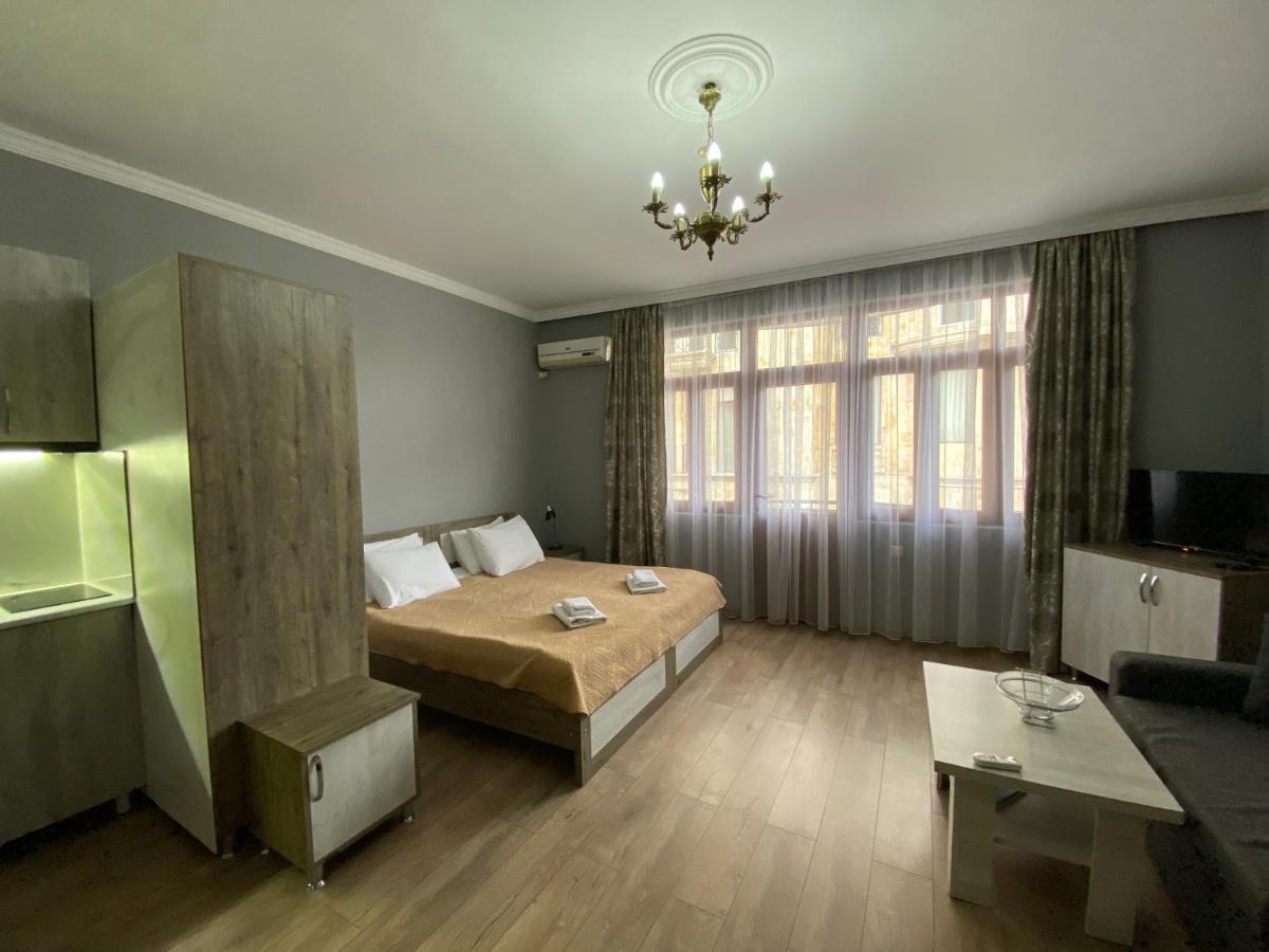 Cozy Studio On Europe Square Батуми Экстерьер фото