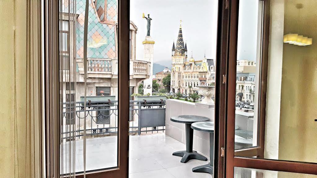 Cozy Studio On Europe Square Батуми Экстерьер фото