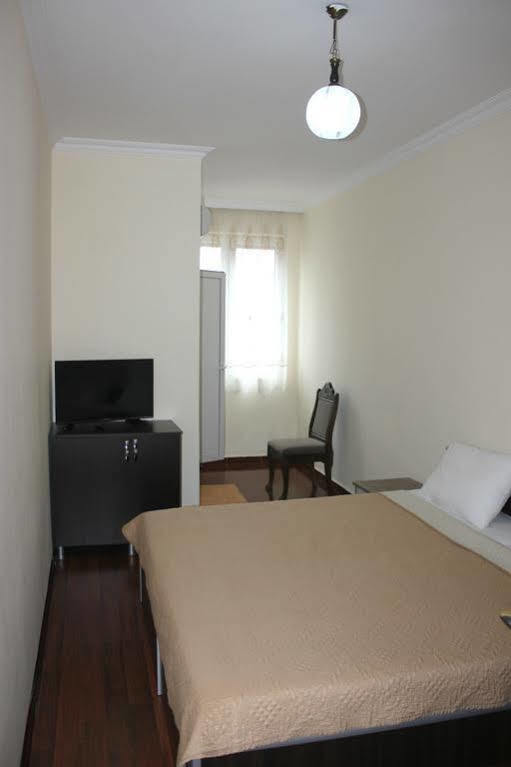 Cozy Studio On Europe Square Батуми Экстерьер фото